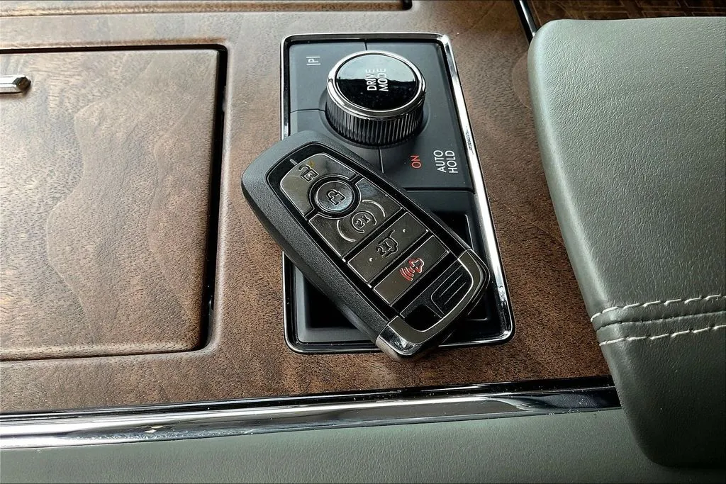 Lincoln Navigator photo 33