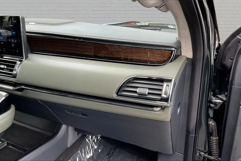 Lincoln Navigator photo 26