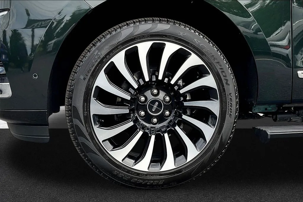 Lincoln Navigator photo 32