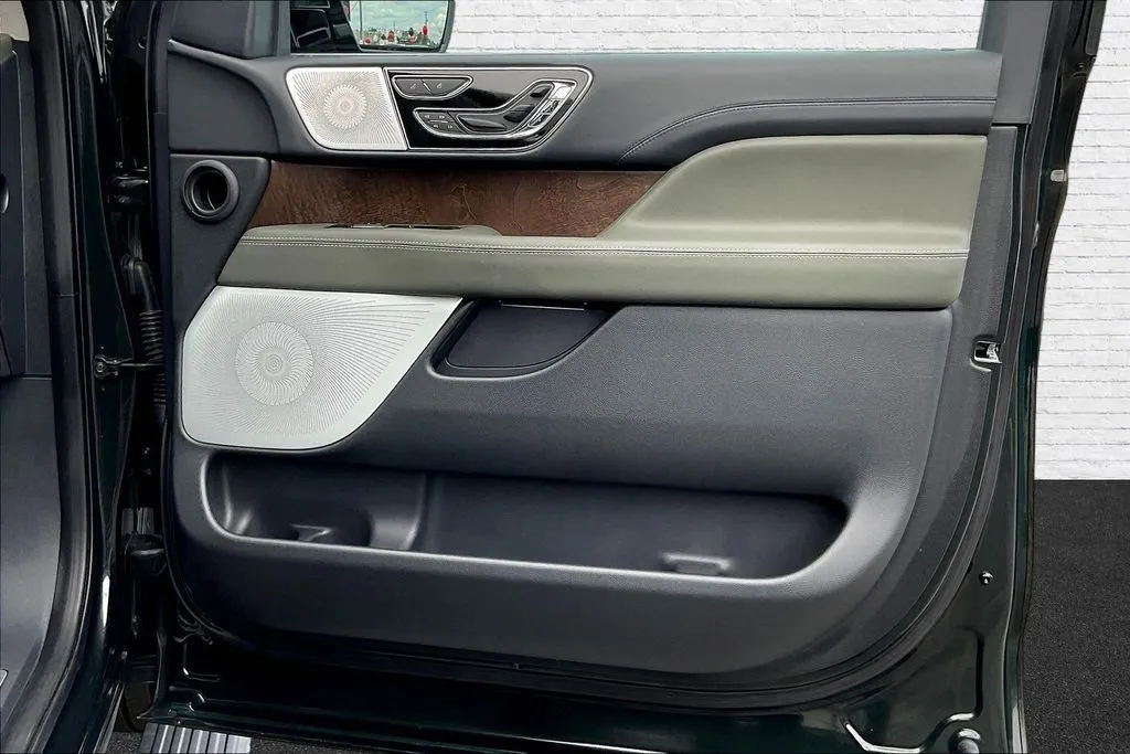 Lincoln Navigator photo 28