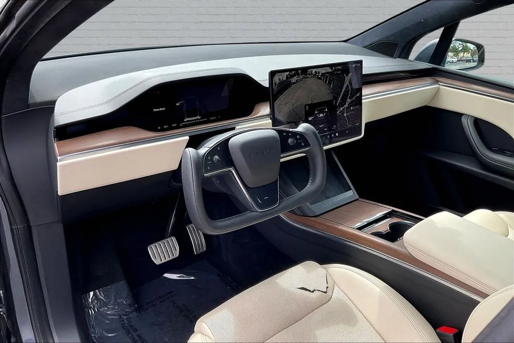 Tesla Model X photo 8