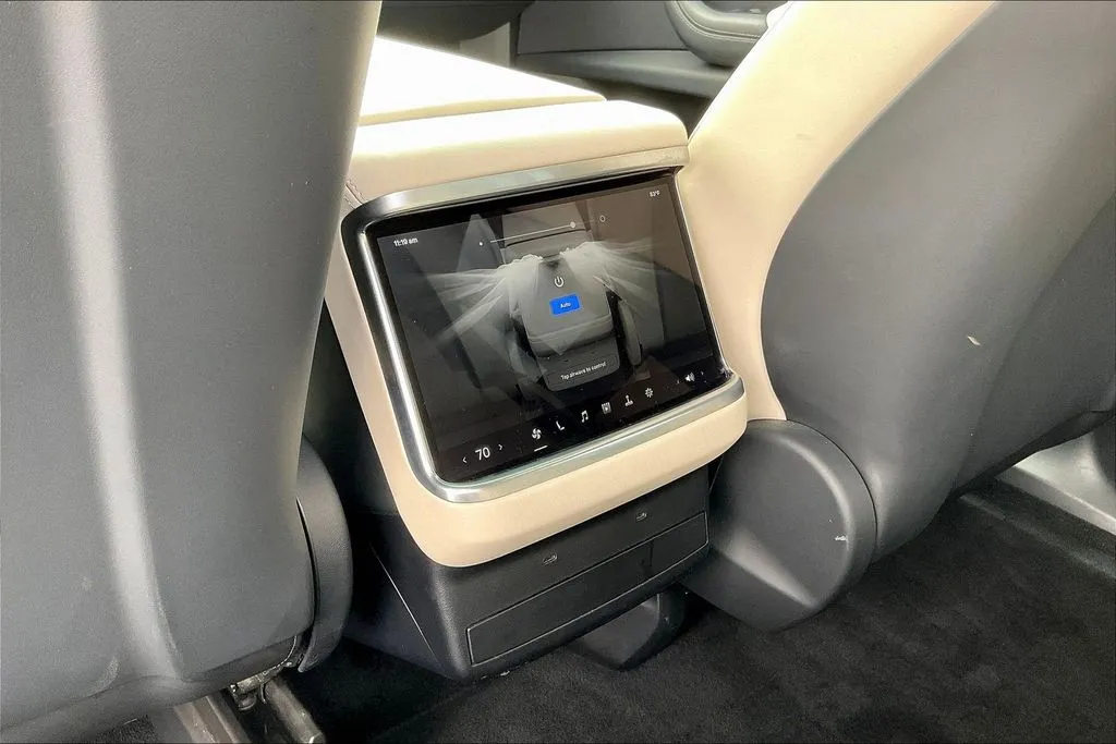 Tesla Model X photo 7
