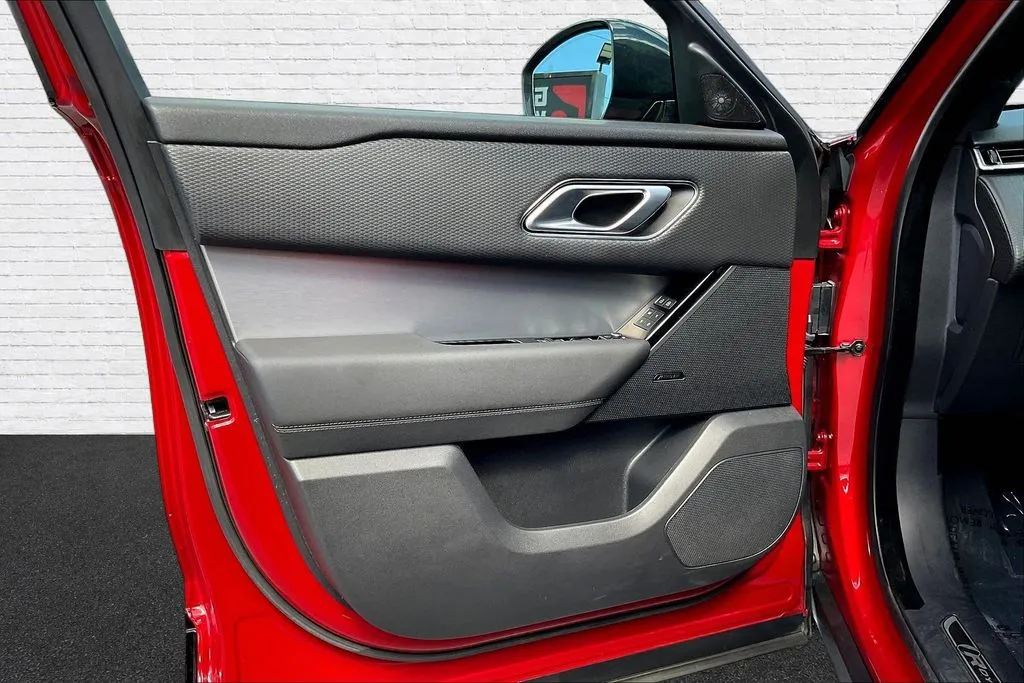 Land Rover Range Rover Velar photo 19