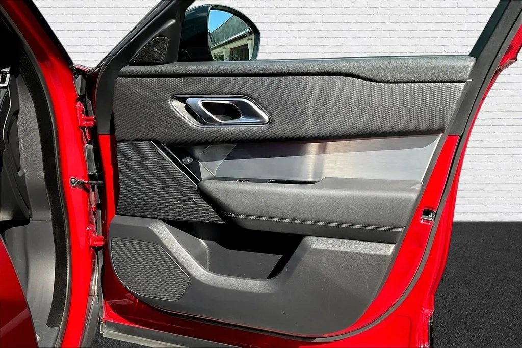 Land Rover Range Rover Velar photo 27
