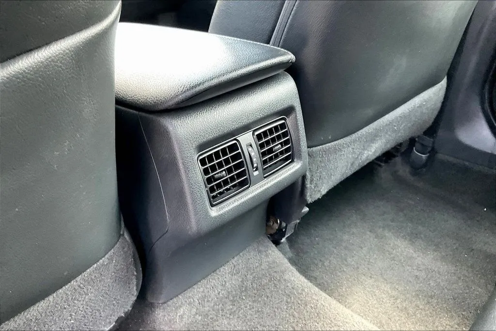 Toyota Camry photo 9