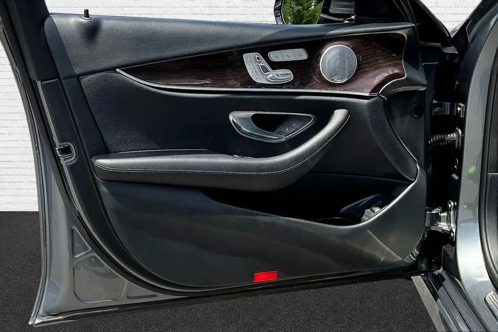 Mercedes-Benz E-Class photo 20