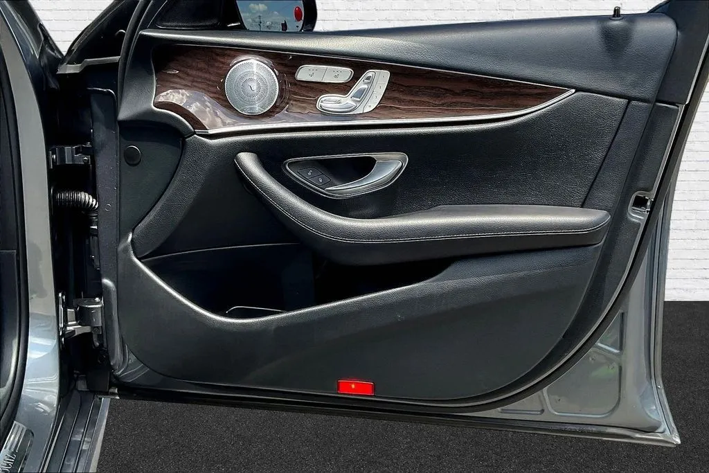 Mercedes-Benz E-Class photo 28