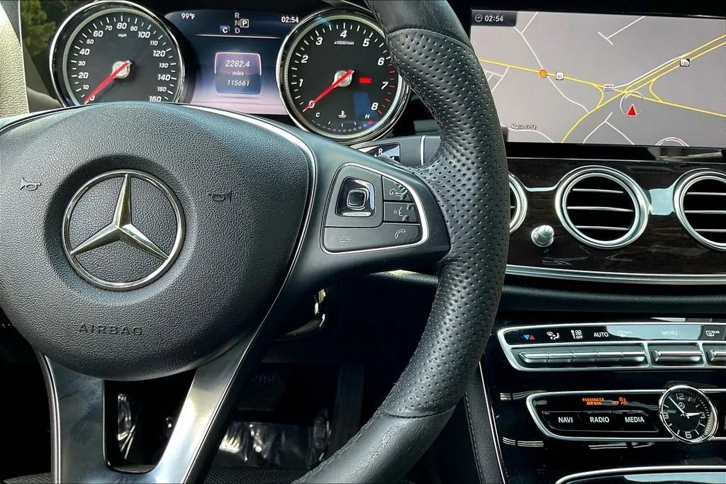Mercedes-Benz E-Class photo 12