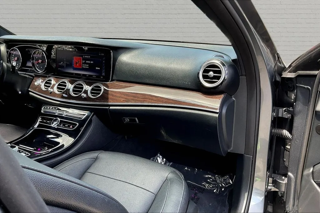 Mercedes-Benz E-Class photo 26