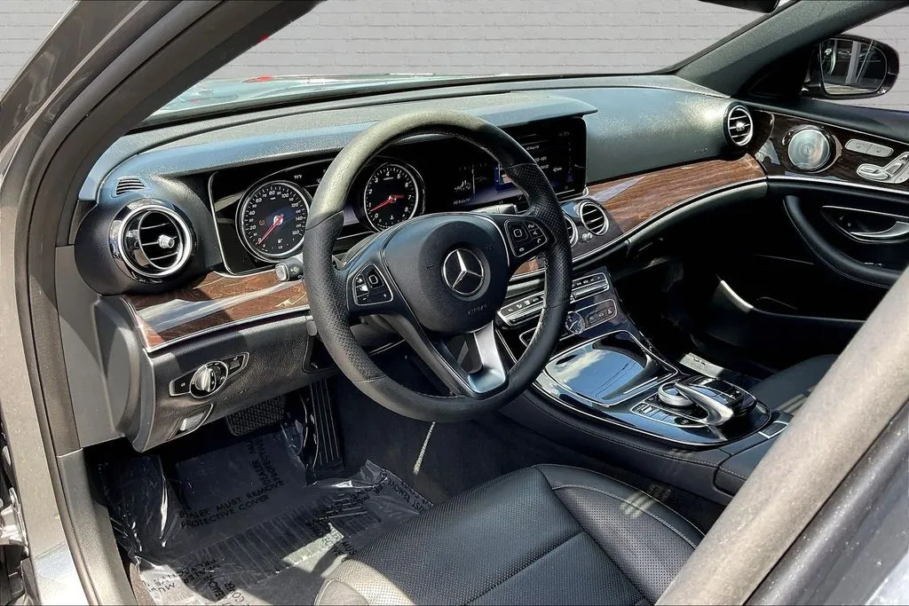 Mercedes-Benz E-Class photo 17