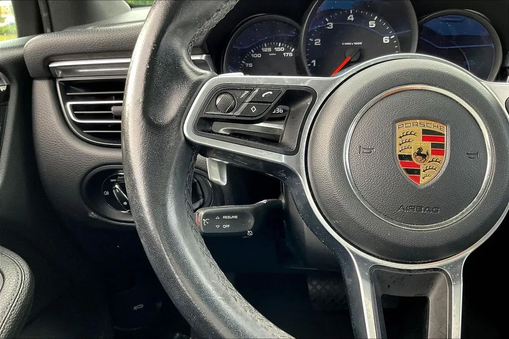 Porsche Macan photo 11
