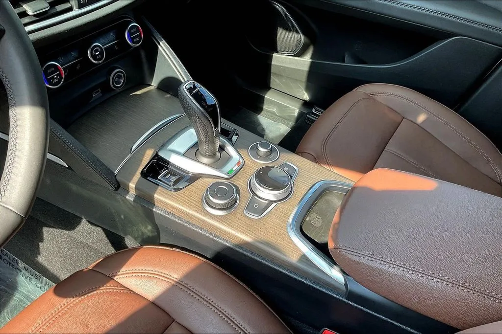 Alfa Romeo Stelvio photo 18
