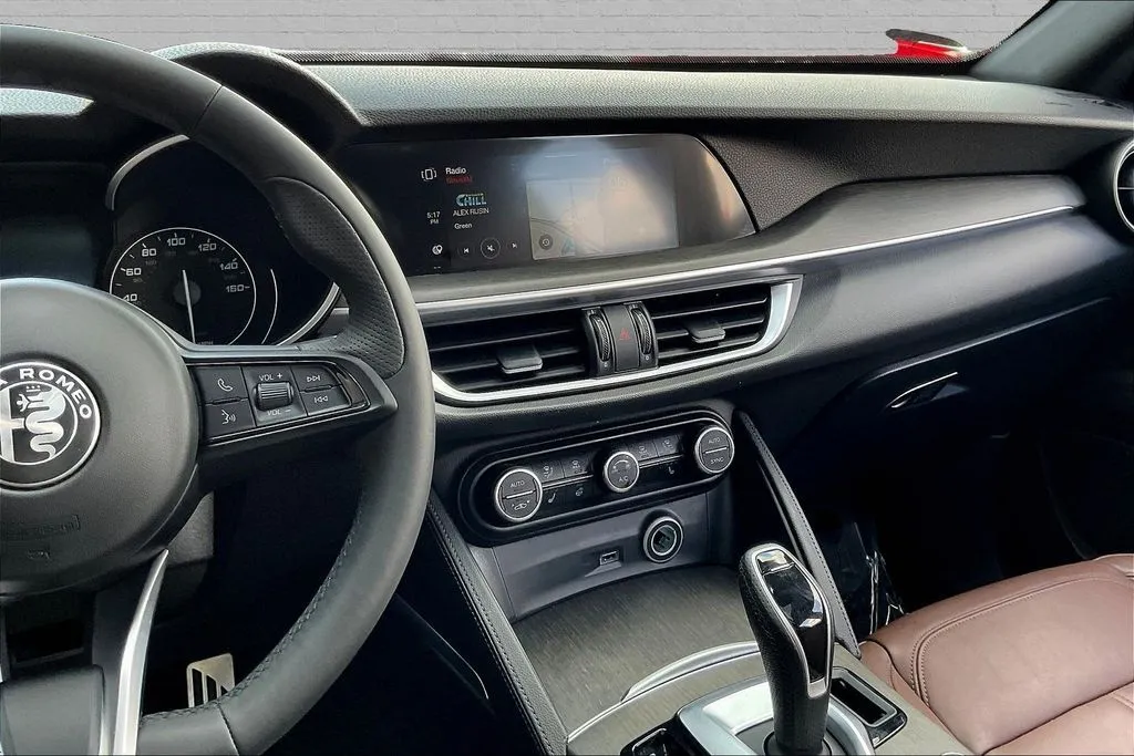 Alfa Romeo Stelvio photo 9