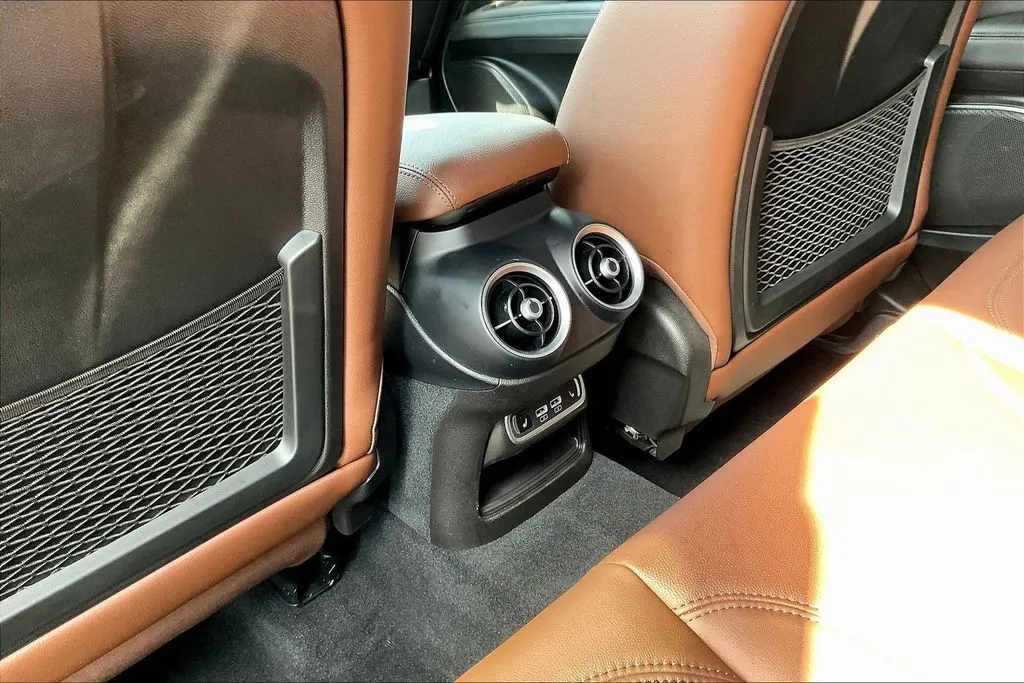Alfa Romeo Stelvio photo 10