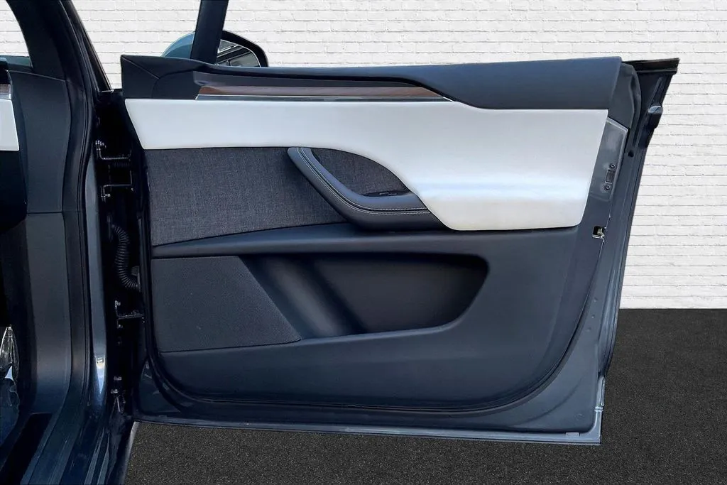 Tesla Model X photo 27