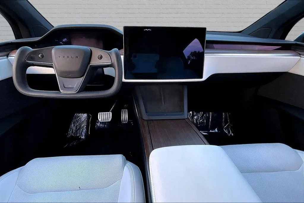 Tesla Model X photo 7