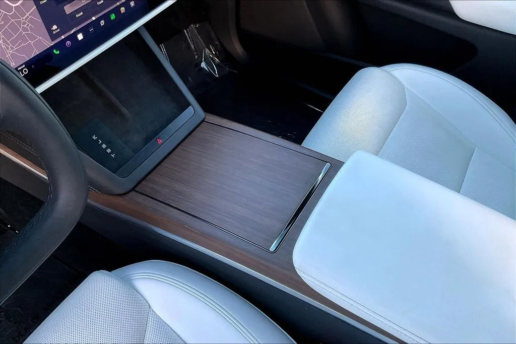 Tesla Model X photo 17