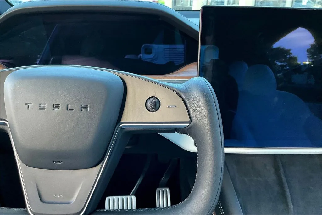 Tesla Model X photo 12