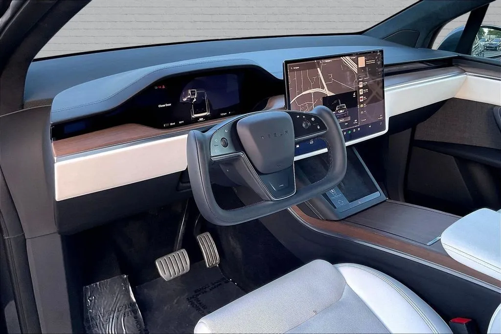 Tesla Model X photo 16
