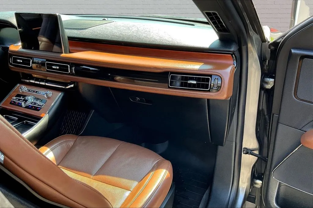 Lincoln Aviator photo 26