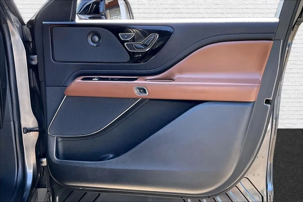 Lincoln Aviator photo 27