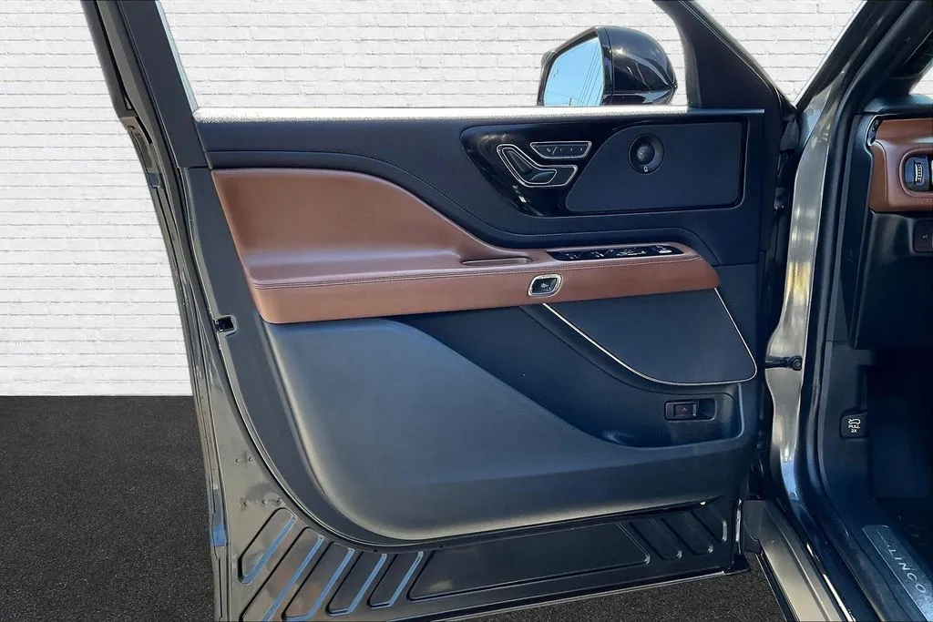 Lincoln Aviator photo 20