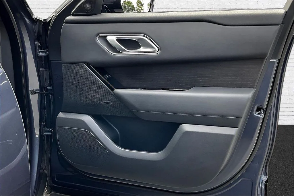 Land Rover Range Rover Velar photo 28