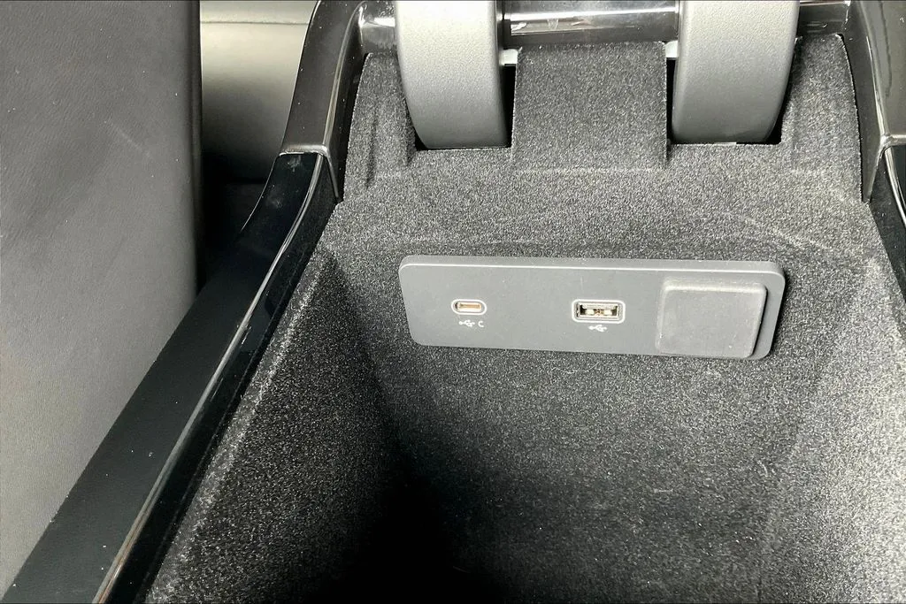 Land Rover Range Rover Velar photo 16