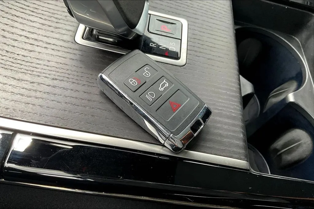 Land Rover Range Rover Velar photo 35