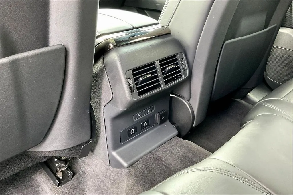 Land Rover Range Rover Velar photo 10
