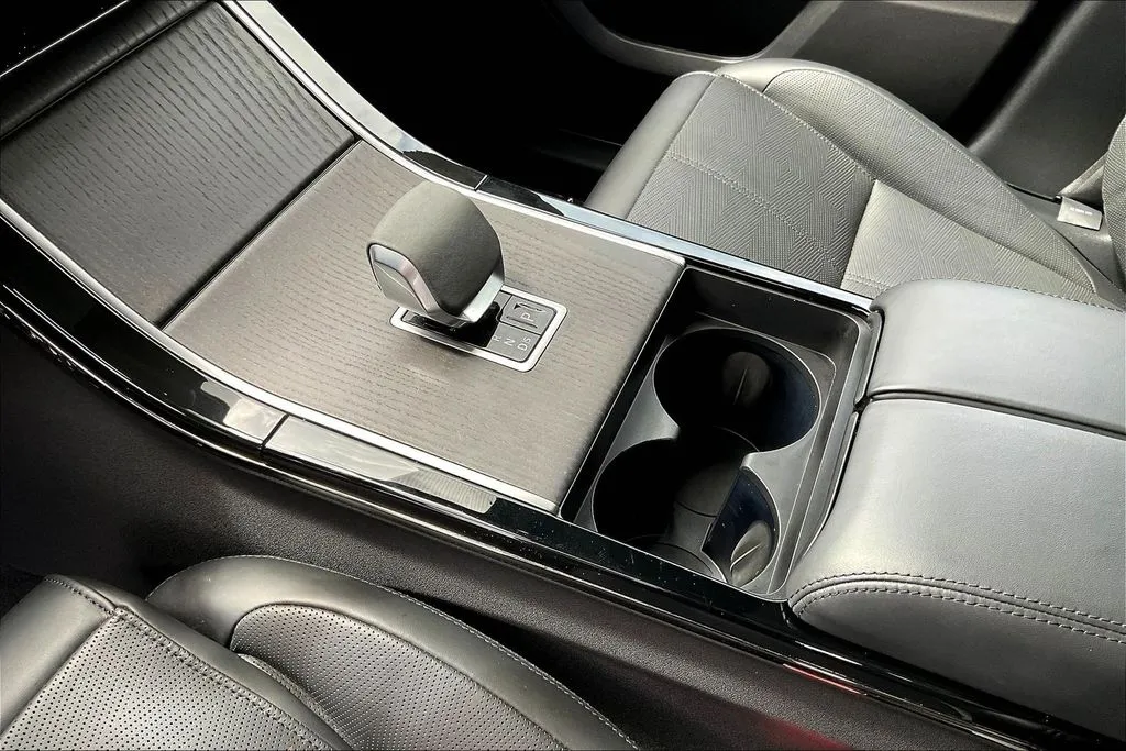 Land Rover Range Rover Velar photo 18