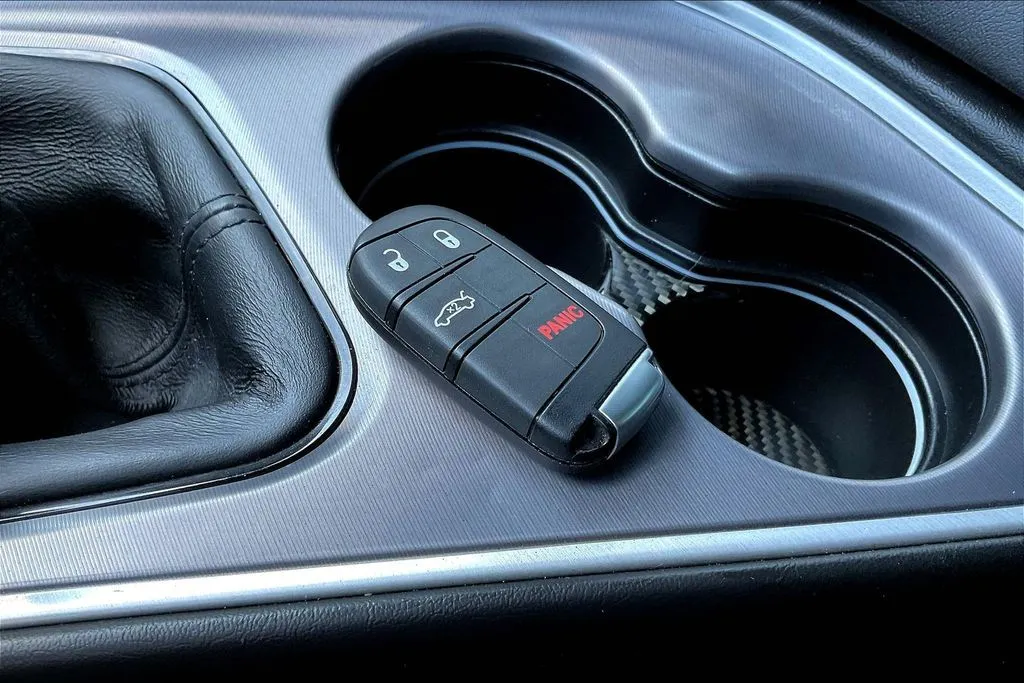 Dodge Challenger photo 30