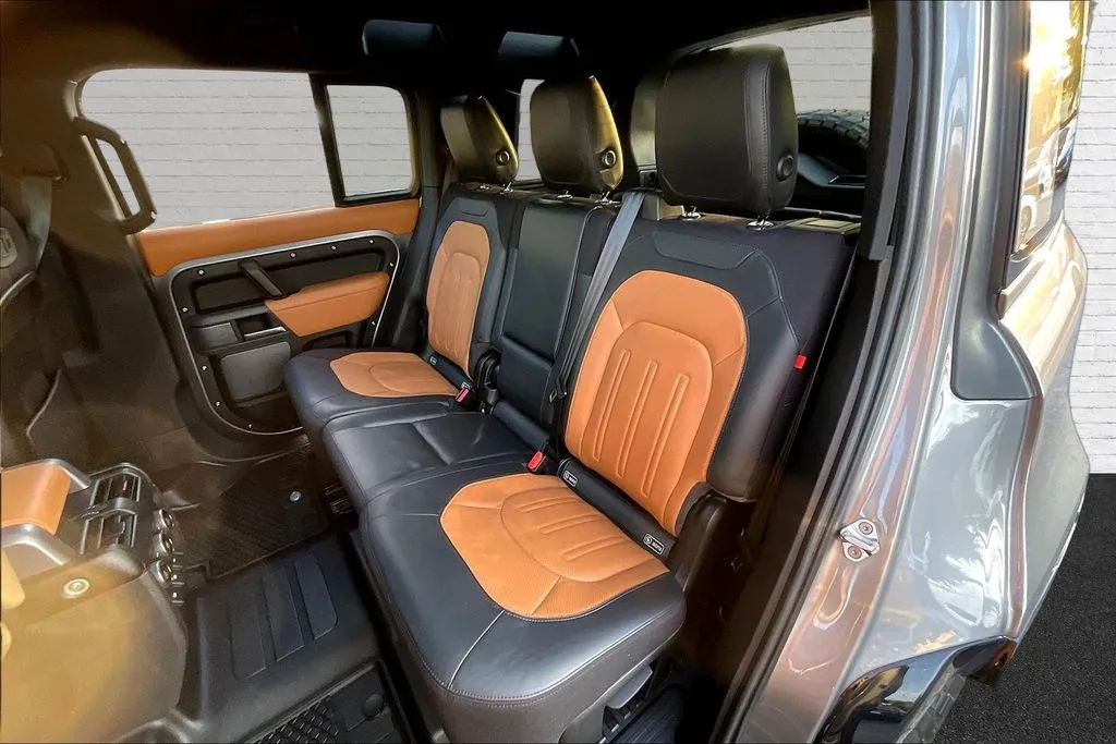 Land Rover Defender 110 photo 22