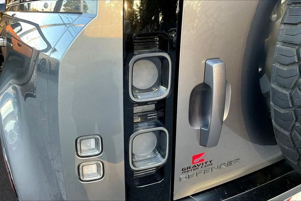 Land Rover Defender 110 photo 23