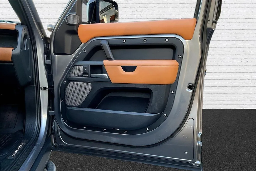 Land Rover Defender 110 photo 28