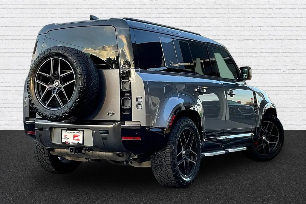 Land Rover Defender photo 6