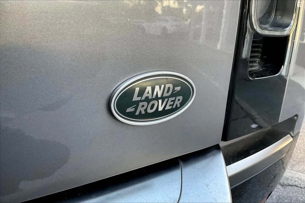 Land Rover Defender photo 24