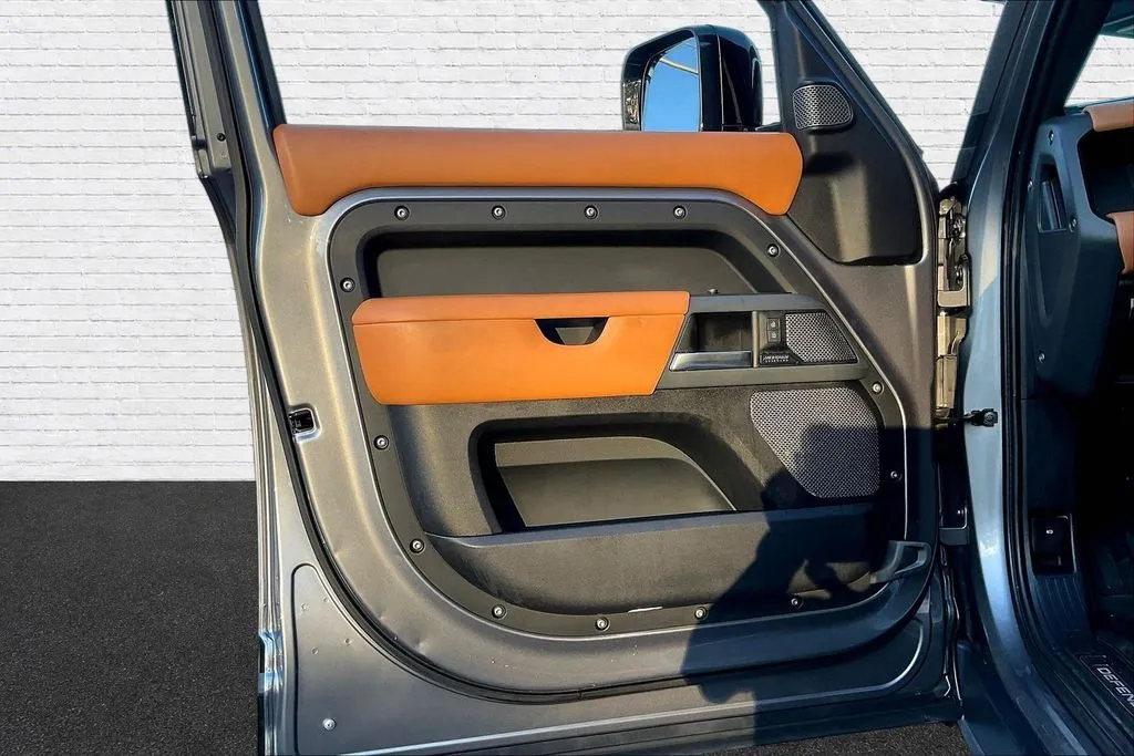 Land Rover Defender 110 photo 20
