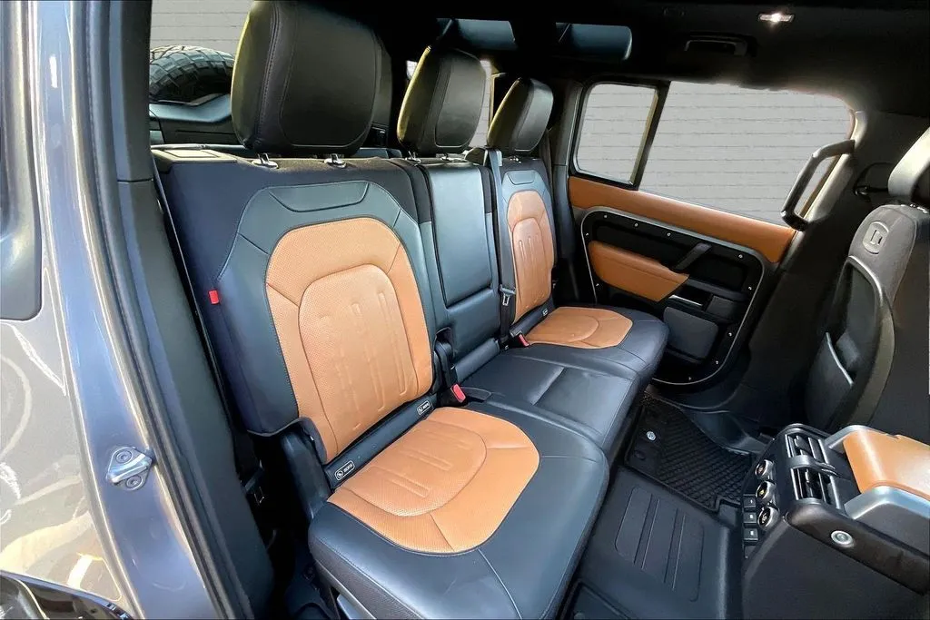Land Rover Defender 110 photo 25