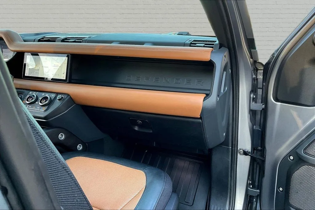 Land Rover Defender 110 photo 26