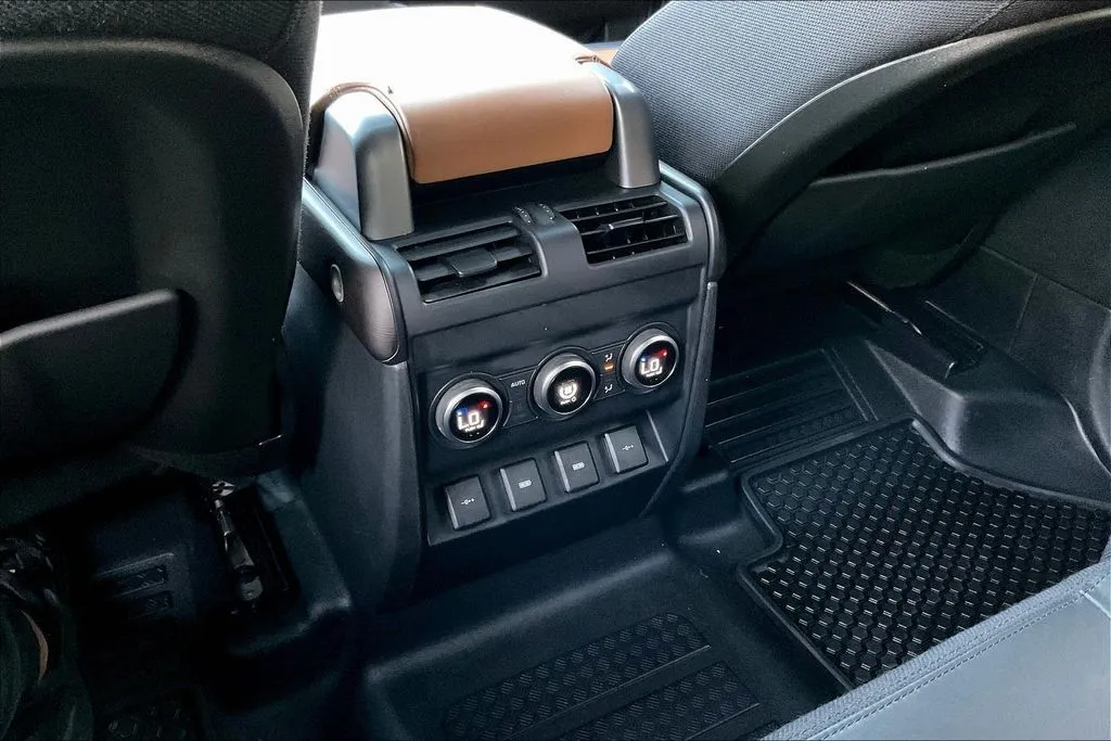 Land Rover Defender 110 photo 10