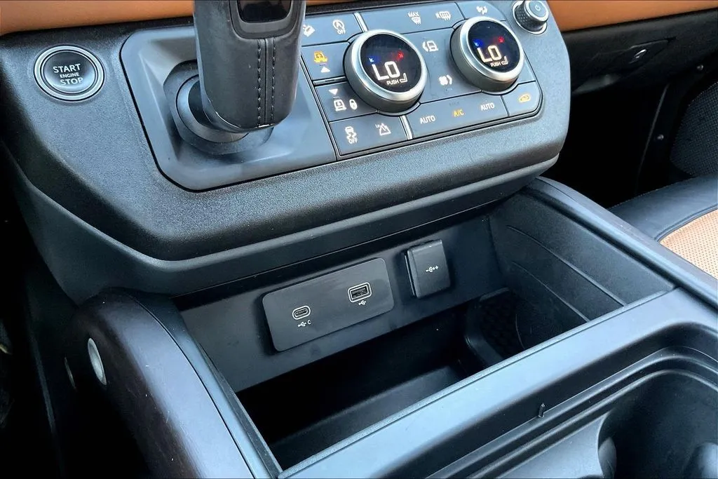 Land Rover Defender 110 photo 16