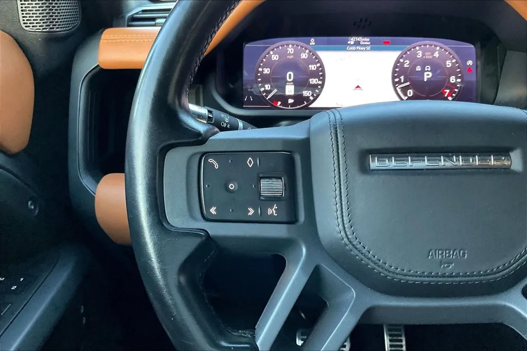 Land Rover Defender photo 11