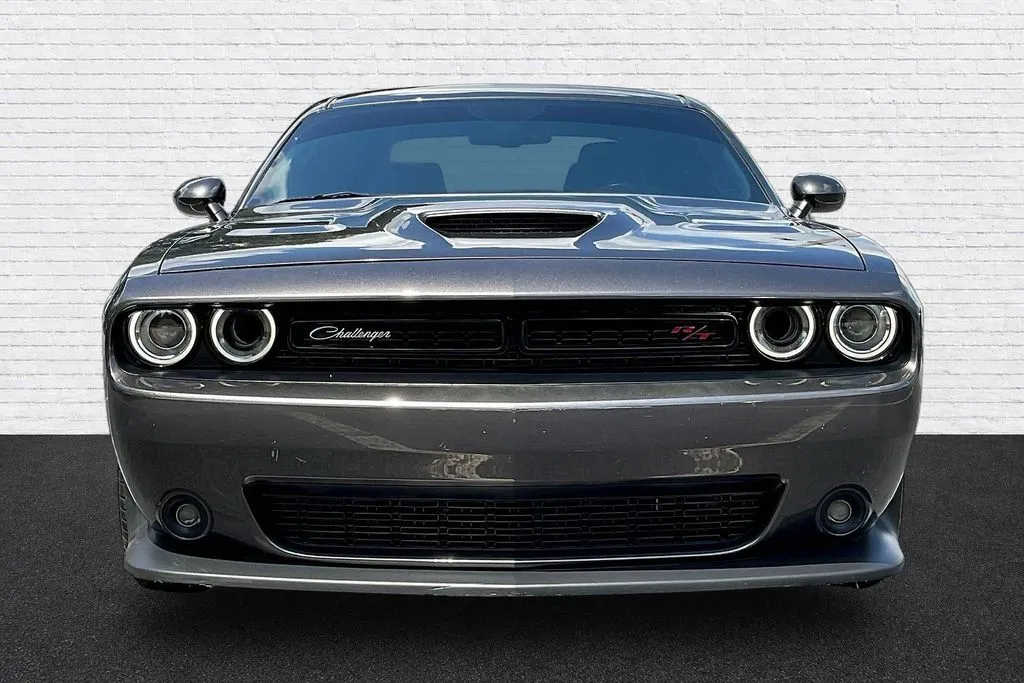 Dodge Challenger photo 2