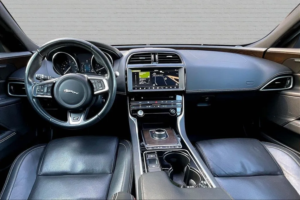 Jaguar XE photo 6