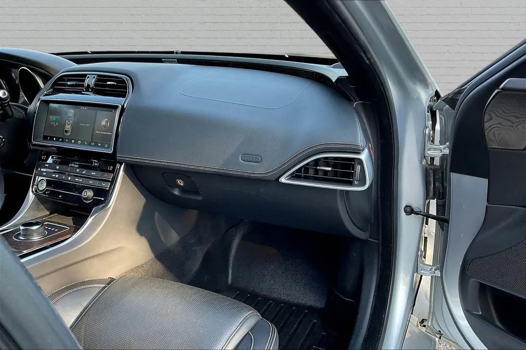 Jaguar XE photo 24