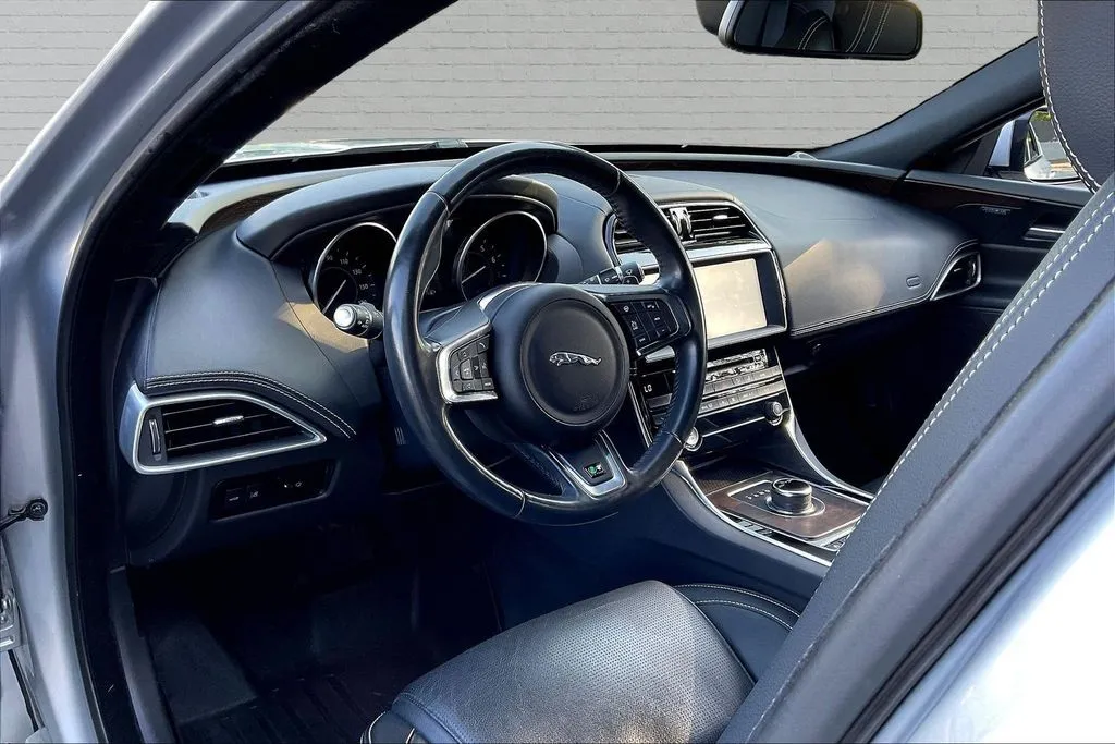 Jaguar XE photo 15