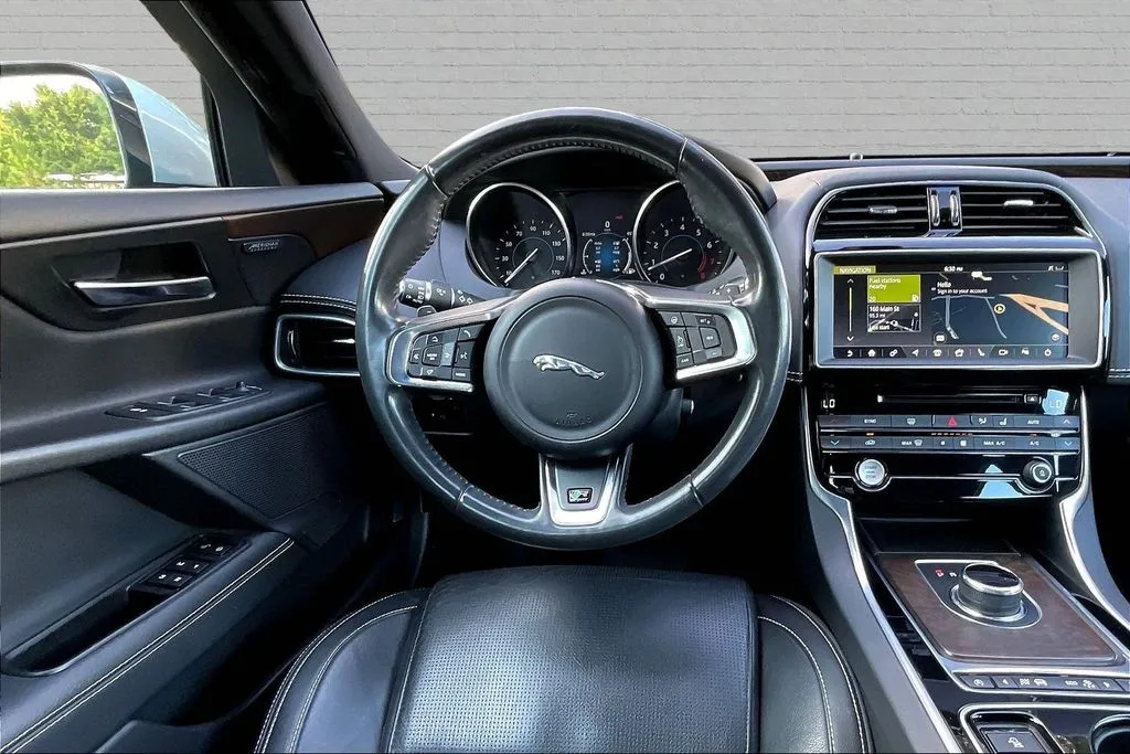 Jaguar XE photo 7