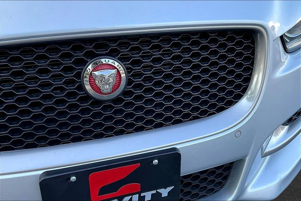 Jaguar XE photo 30