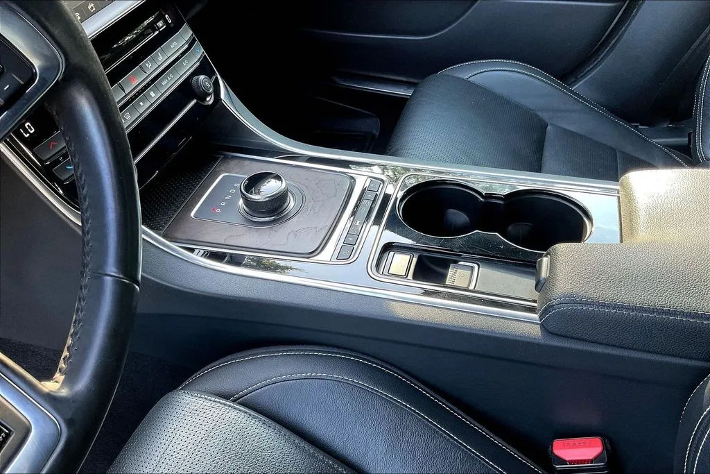 Jaguar XE photo 16